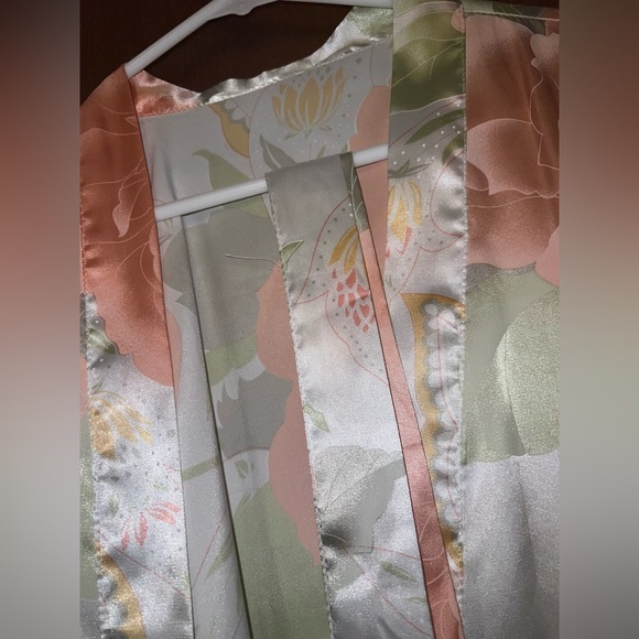 4/$10 Bundle Sale: NWOT Satin Floral Kimono Robe - Picture 2 of 5